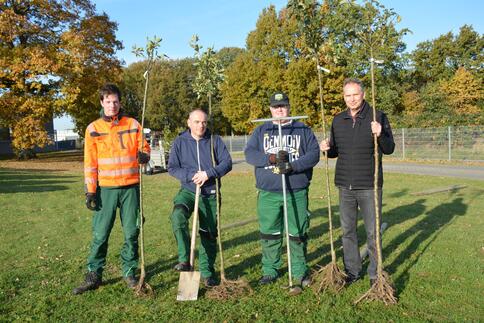 Die Mitarbeiter bei der Baumpflanzaktion