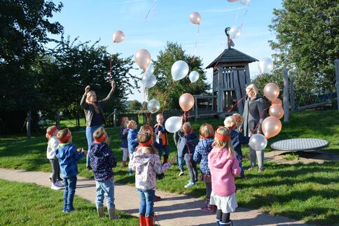 20 Luftballons flogen in den Himmel