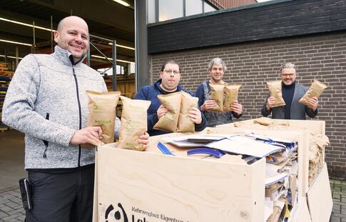 Die Lebenshilfe schafft Abhilfe für überfüllte Altpapiertonnen nach Weihnachten