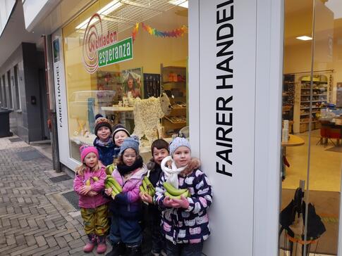 Die Kinder der Kita Kartäuserweg freuen sich über die Bananen aus dem Weltladen