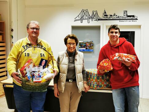 Michael Slabosz und Daniel Rubens überreichen die Geschenke