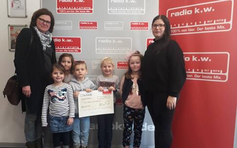 Spendenübergabe bei Radio K.W.